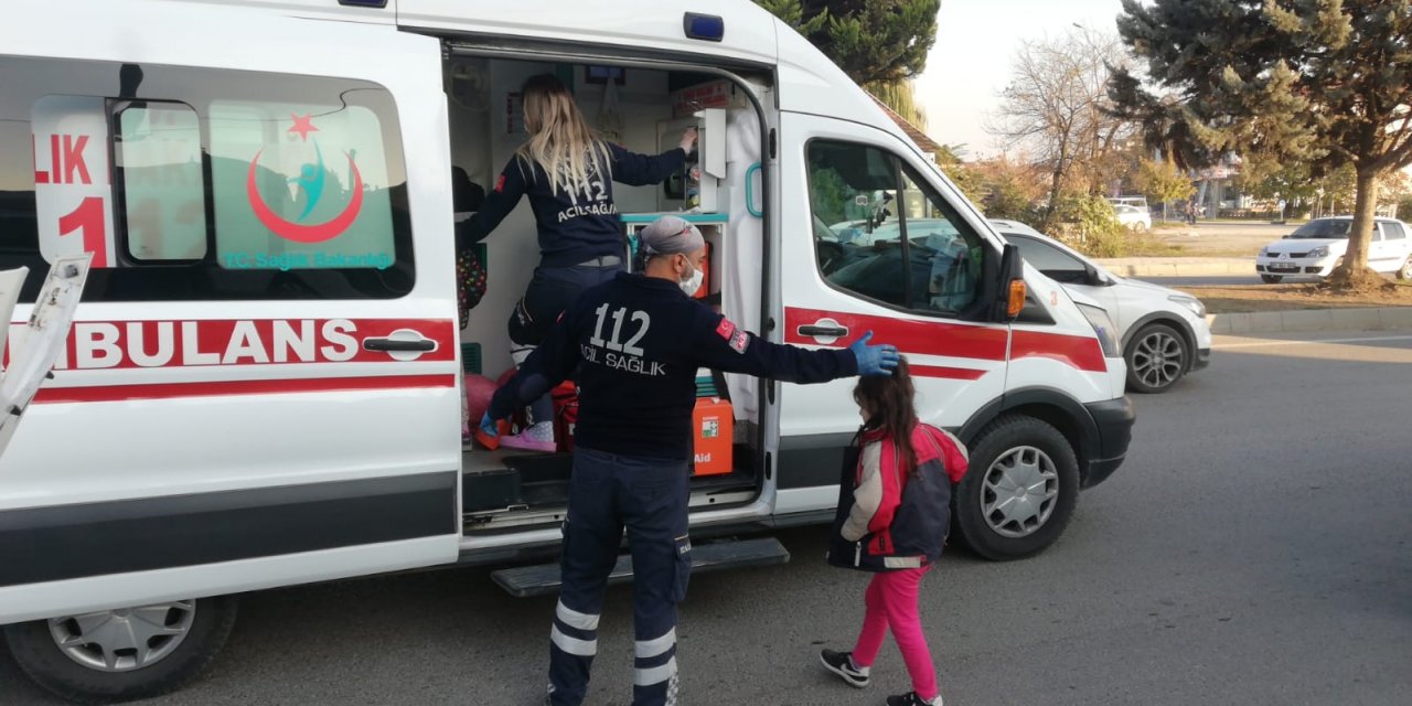 Kazada korkan kız kardeşleri, sağlık ekibi sakinleştirdi