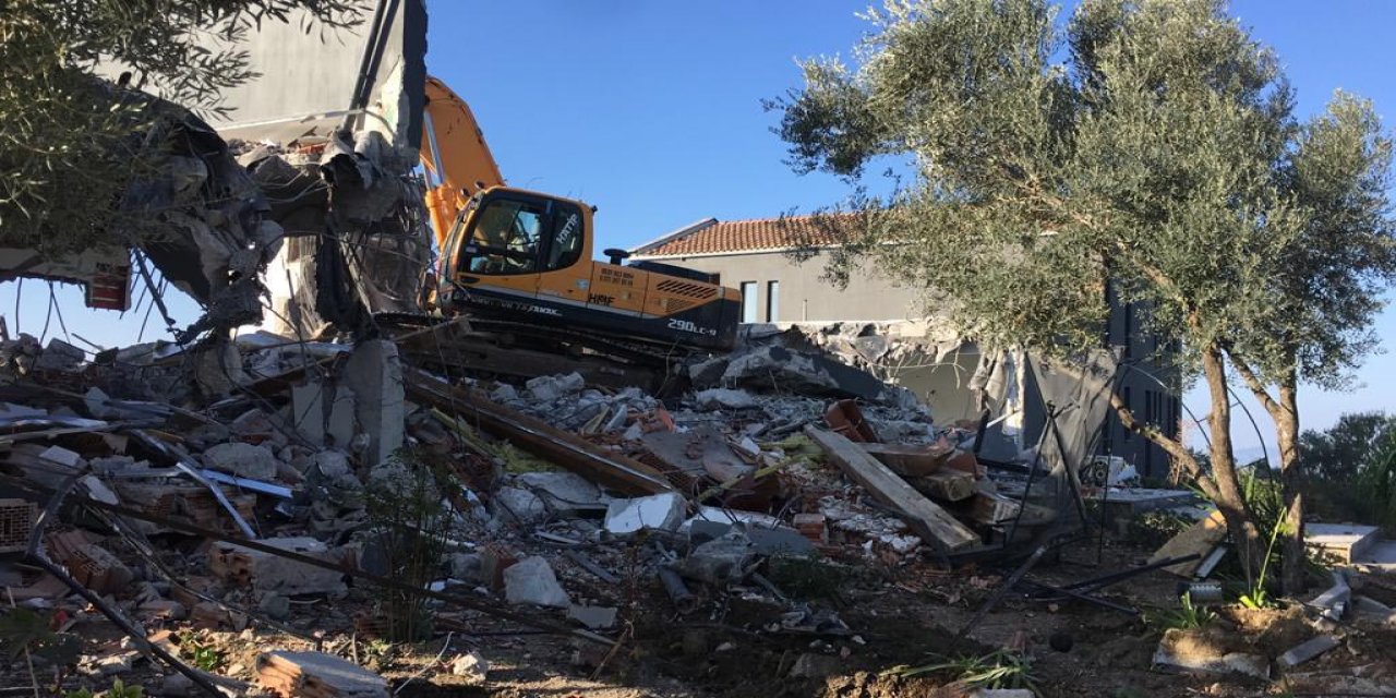 Dalaman'da sahibinin iki gün direndiği kaçak villa yıkıldı
