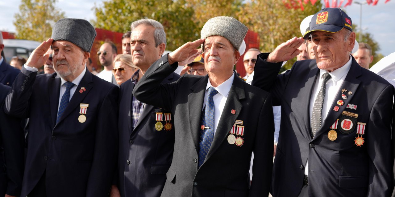 Gaziler Günü Dolayısı ile Kartal'da Atatürk Anıtı’na Çelenk Sunuldu