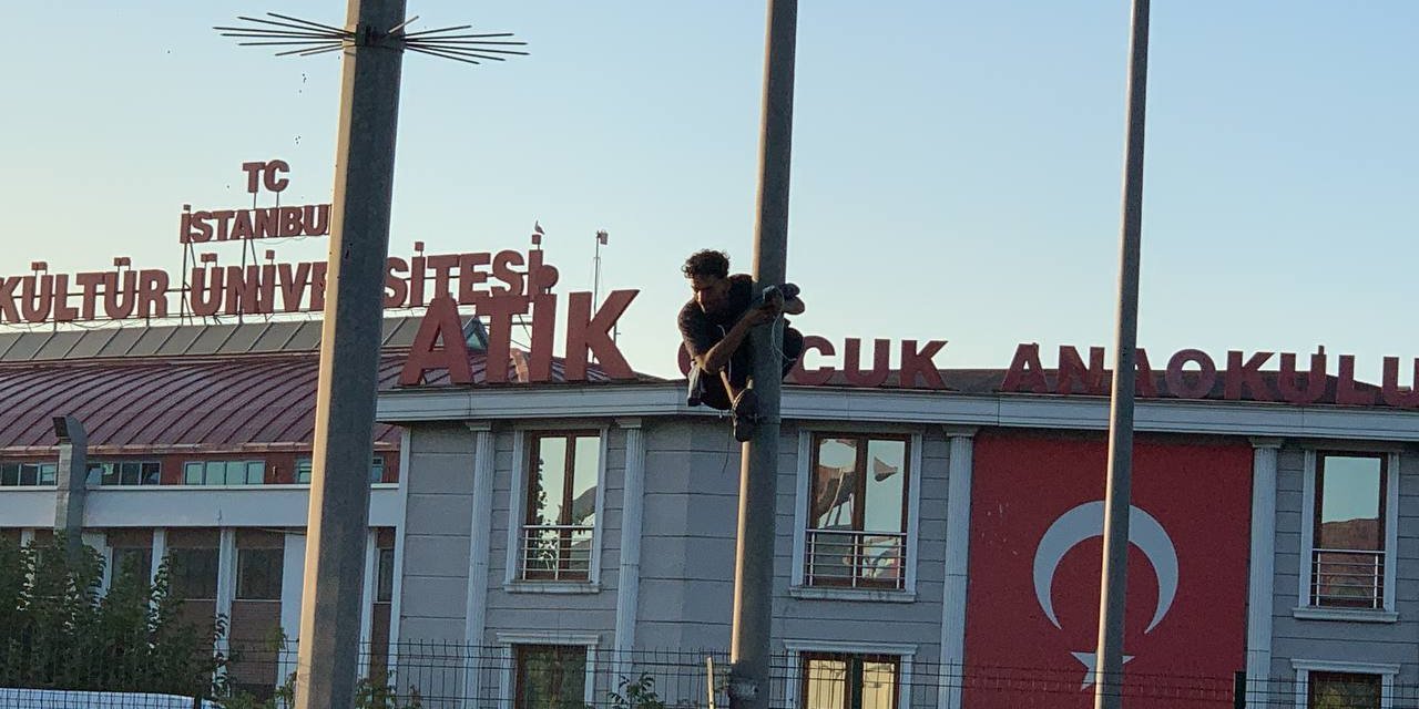 E-5'te aydınlatma direğine çıktı, trafik kilitlendi