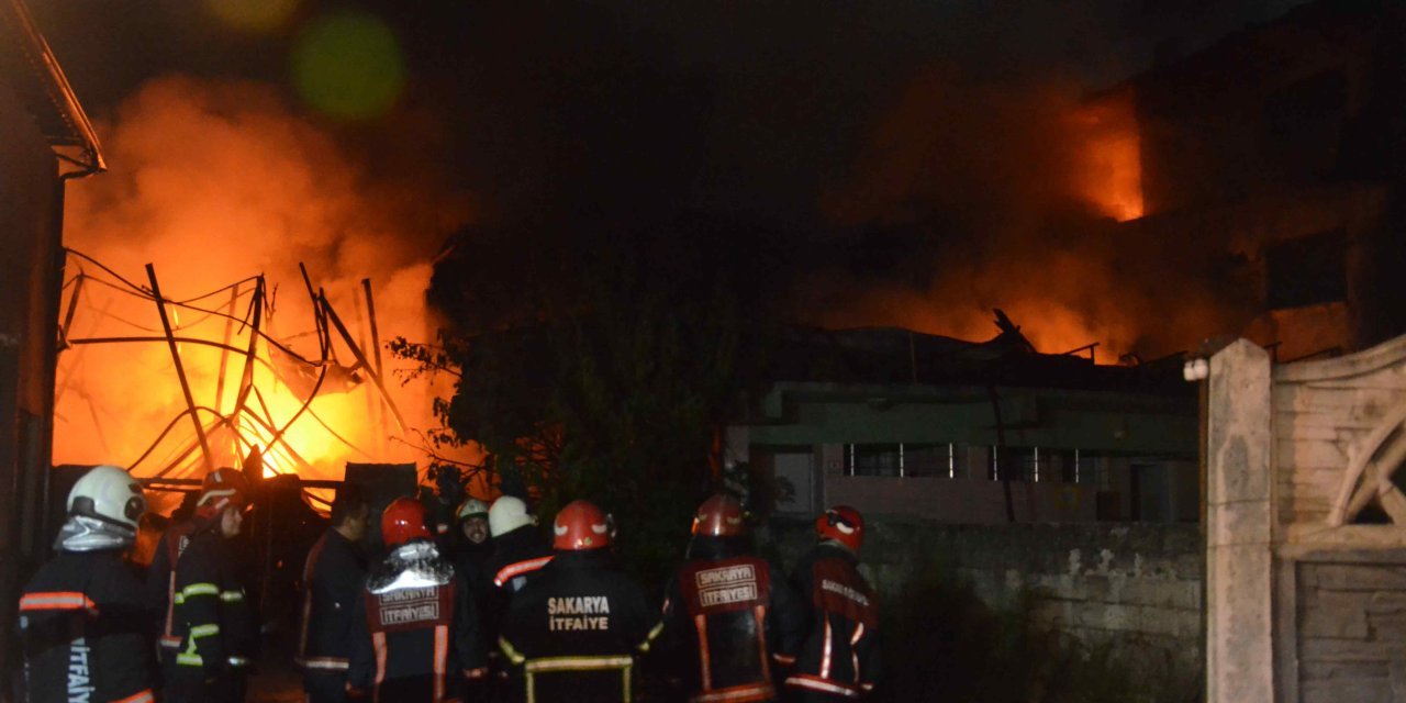 Fabrikada çıkan yangın, bir eve, oto lastik dükkanı ve camiye sıçradı