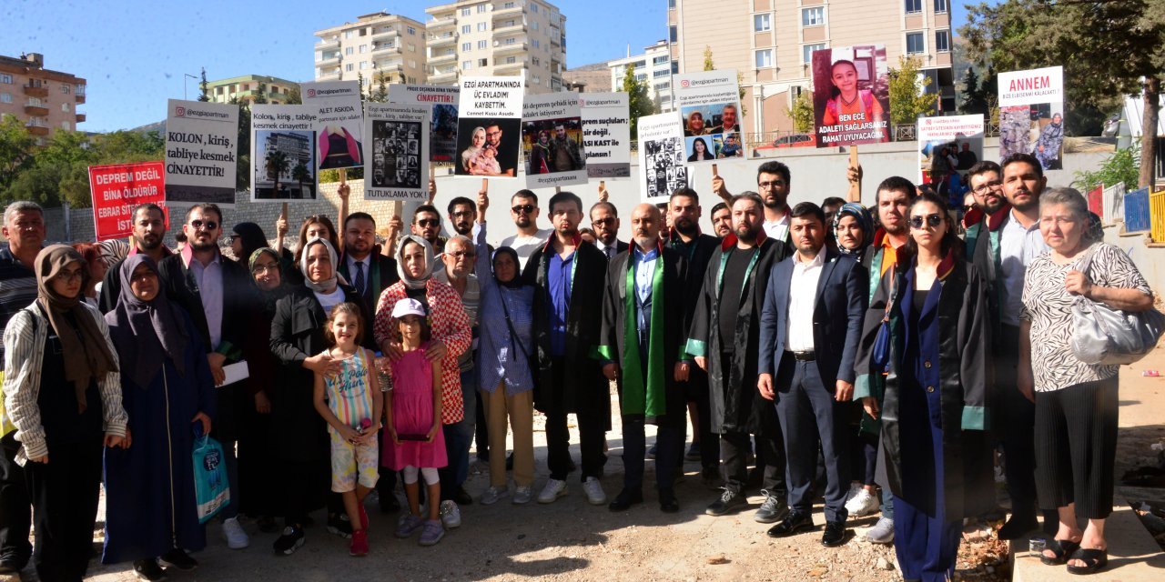 Depremde yıkılan Ezgi Apartmanı aileleri enkazda bir araya gelerek adalet istedi