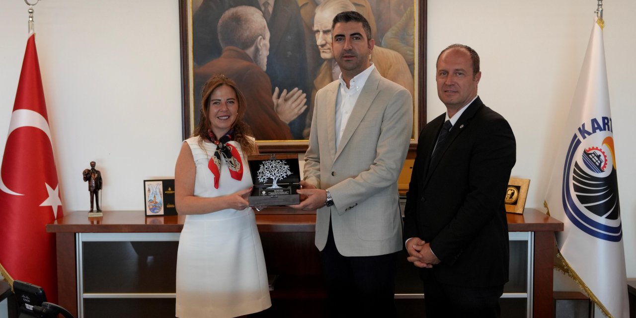 Türk Eğitim Vakfı’ndan Başkan Yüksel’e Plaket