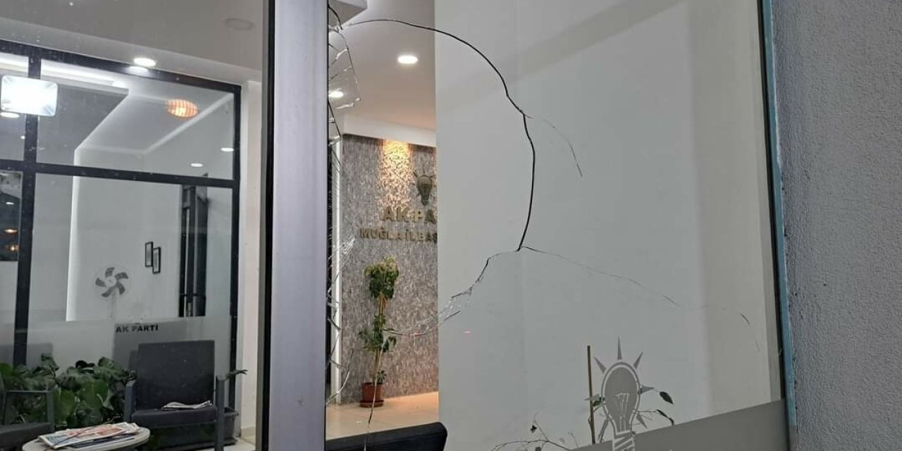 AKP İl Başkanlığı binasına taşlı saldırıda bulunmuştu: Serbest bırakıldı... Erdoğan'a hakaret suçundan da kaydı varmış...