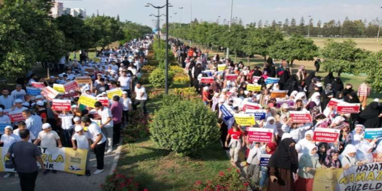 Çocuklara sokakta namaz kıldıran platform okullarda Kuran eğitimini yaygınlaştırmak istiyor