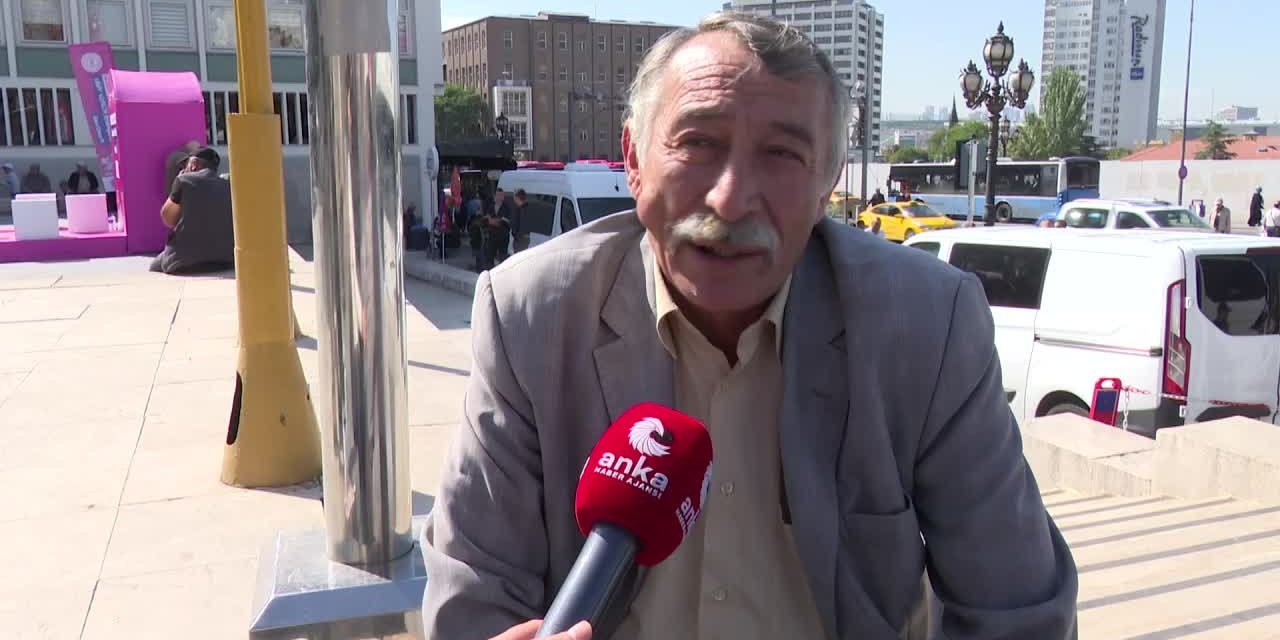 Ulus meydanı Ankara'daki emeklilerin en ucuz sosyalleşme alanı... Geçinemeyen bir emekli: Afedersiniz, 'sabunluksunuz' diyor ya