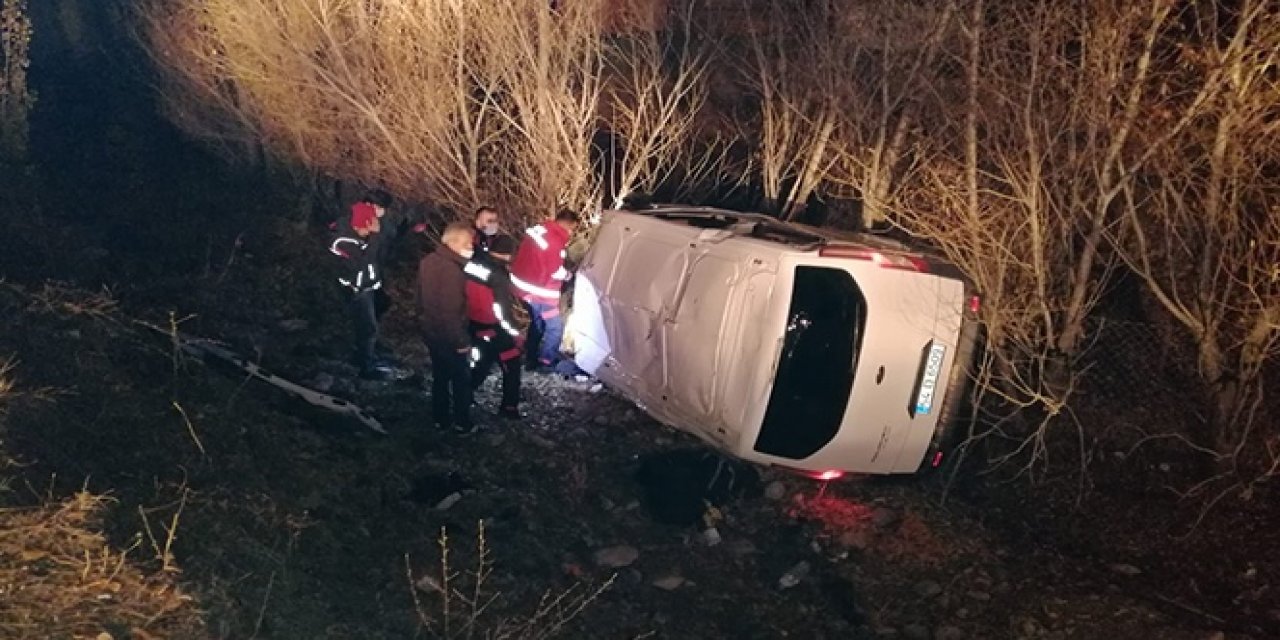 Ağrı'da kaçak göçmenleri taşıyan araç devrildi: 17 yaralı