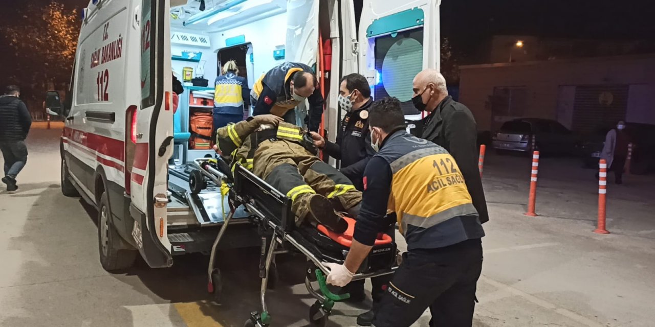 Yangına müdahale eden itfaiye eri çatıdan düştü