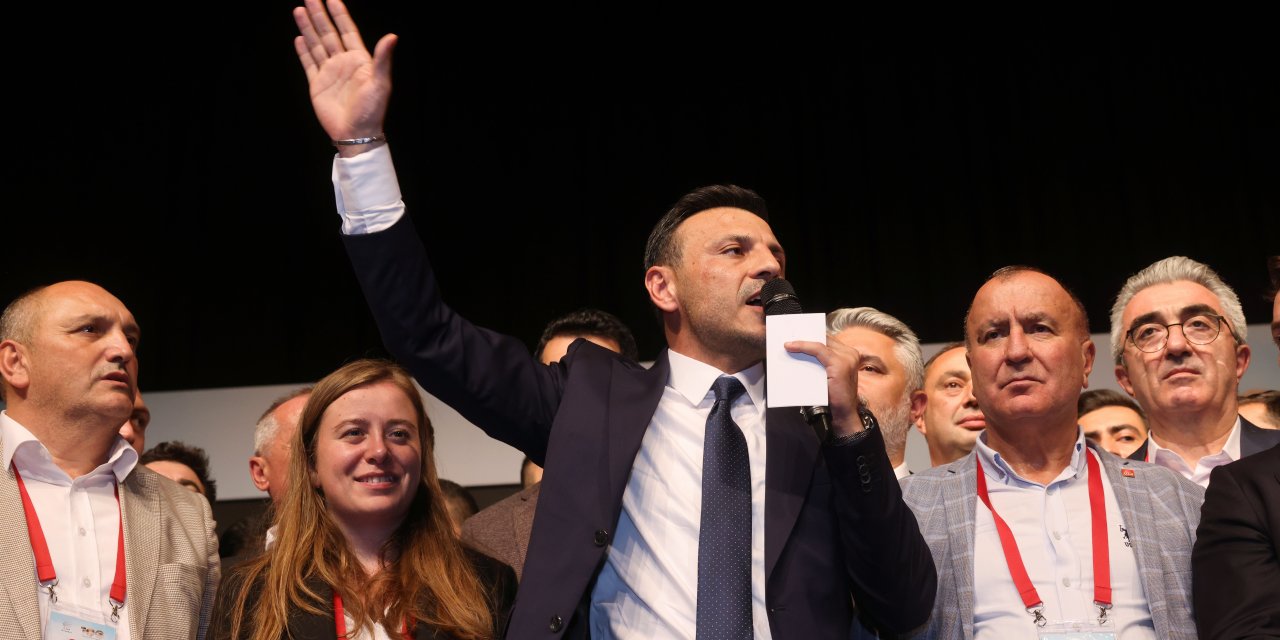 CHP İstanbul İl Başkanı seçilen Özgür Çelik: İstanbul'un mücadelesini birlikte vereceğiz