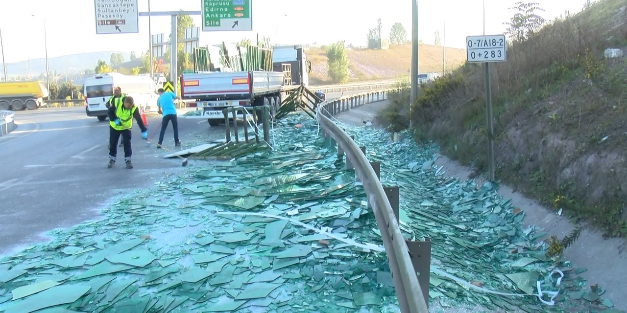 Onlarca parça cam, TIR' kasasından düşerek tuzla buz oldu