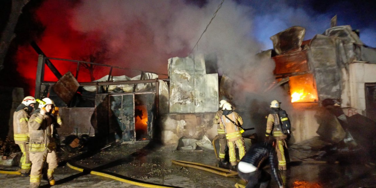 Ateş tutuşturma jeli üretimi yapan fabrika alev alev yandı
