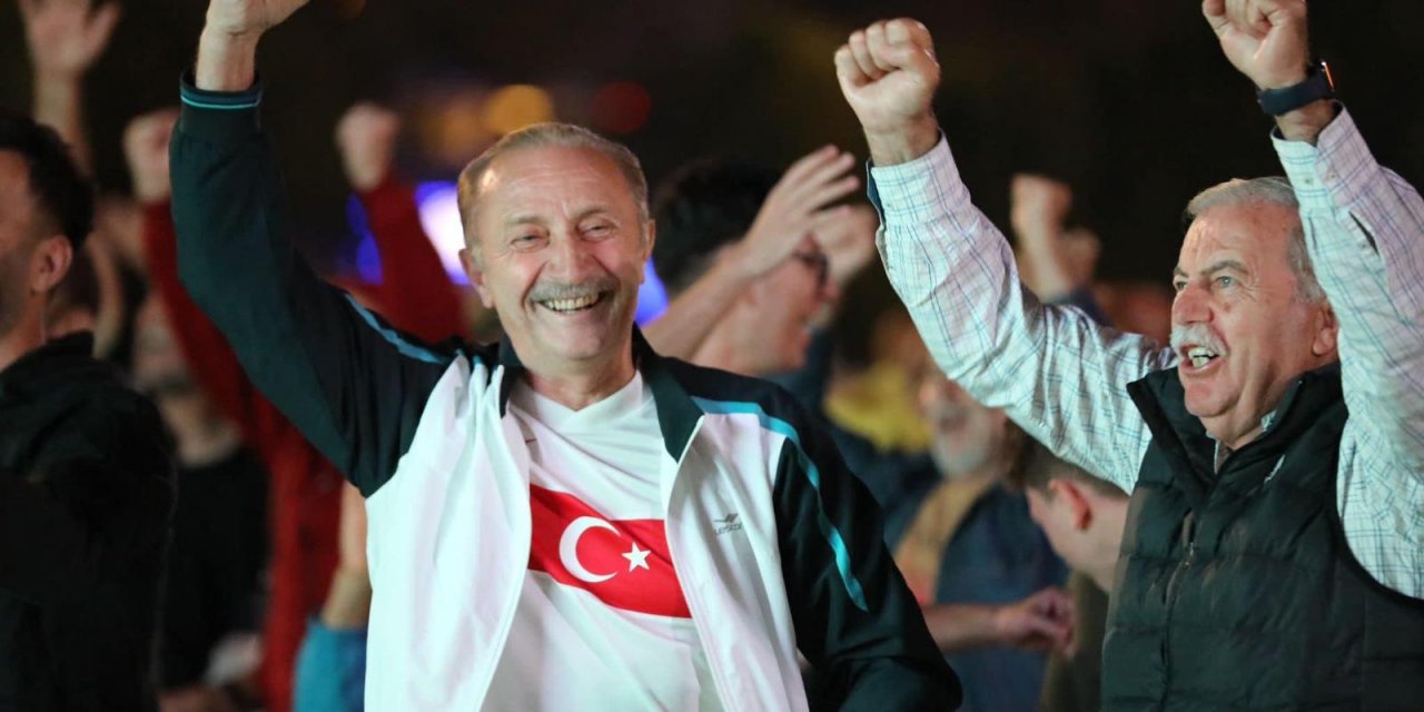 BAŞKAN ATABAY MİLLİ MAÇI VATANDAŞLARLA BİRLİKTE İZLEDİ