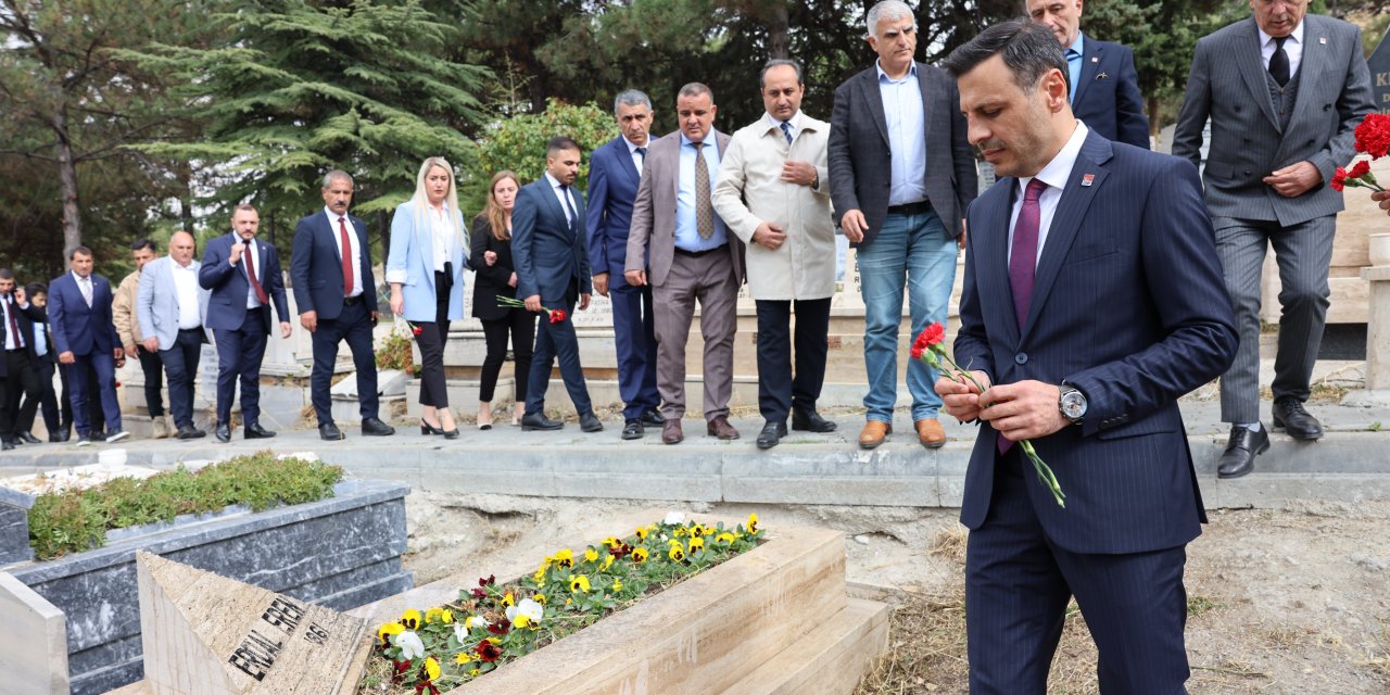 CHP İstanbul İl Başkanı Özgür Çelik, Anıtkabir ve Karşıyaka Mezarlığı'nda Deniz Gezmiş, Yusuf Aslan, Hüseyin İnan Ve Erdal Eren’in kabirlerini ziyaret etti