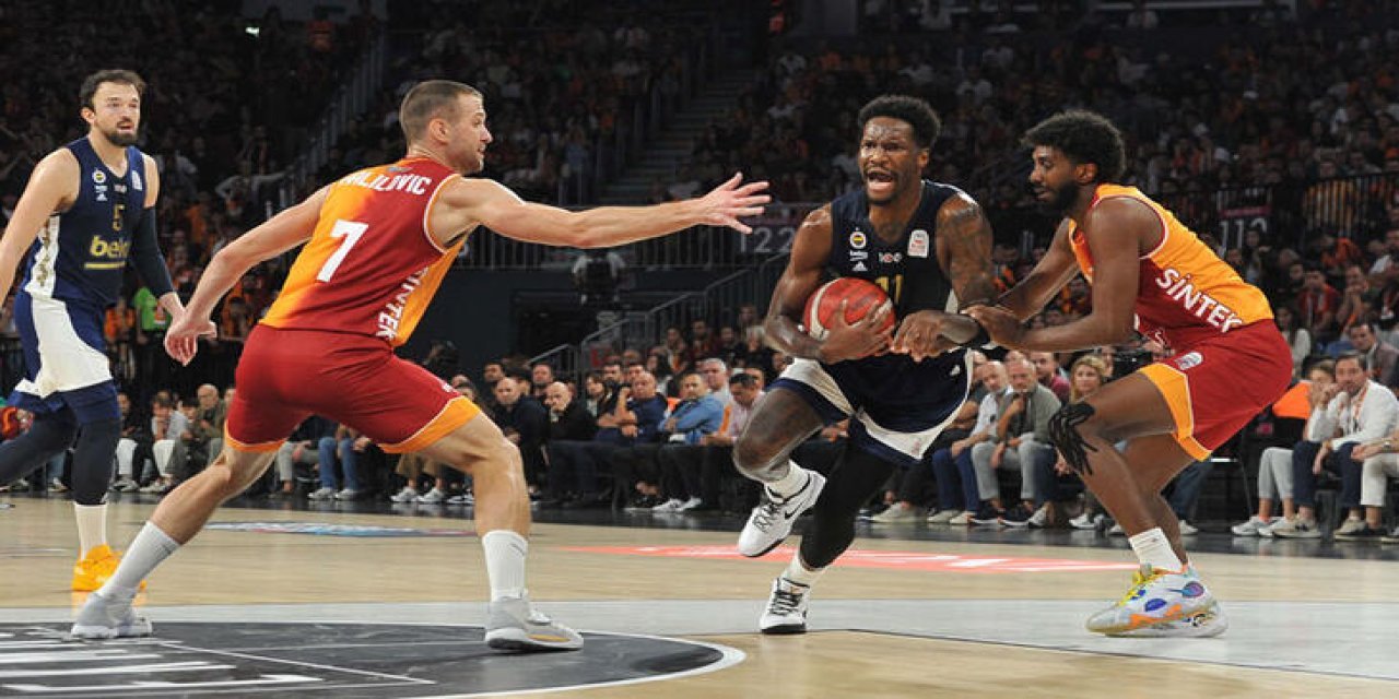 Fenerbahçe derbi deplasmanında Galatasaray'ı 12 farkla yendi