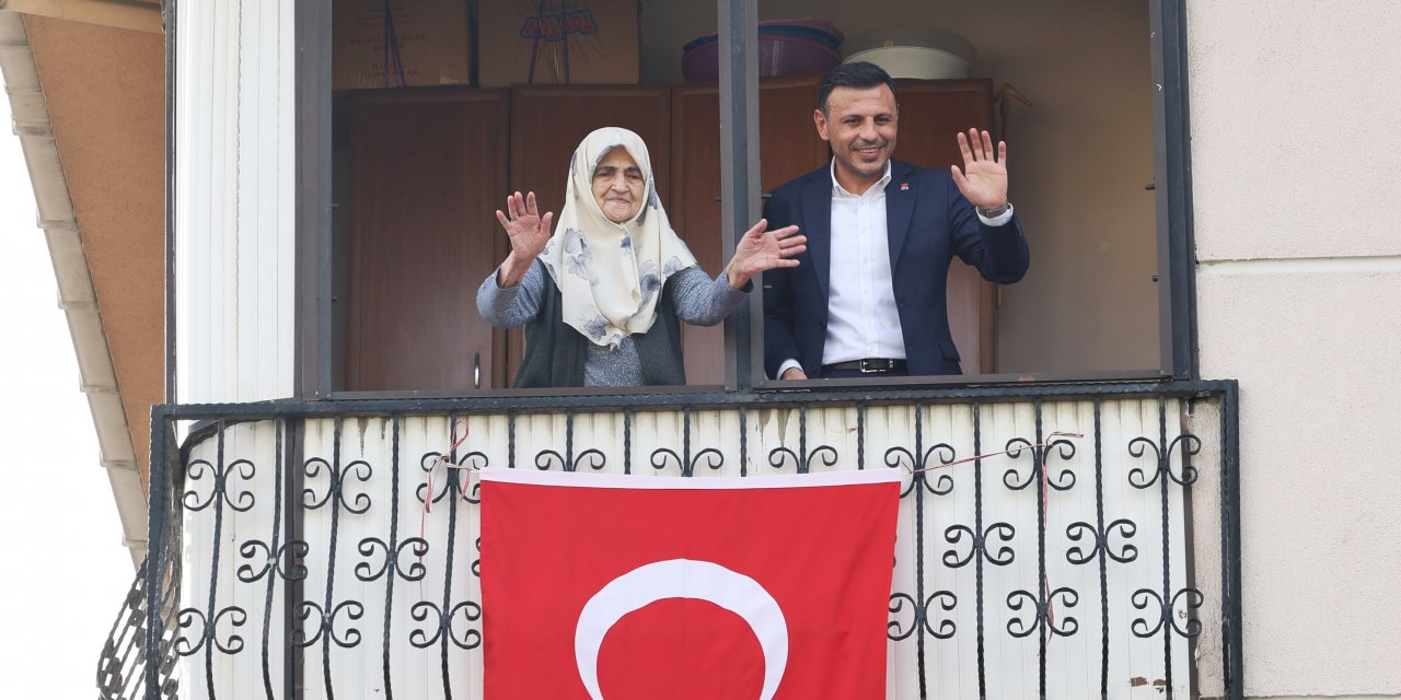 CHP İstanbul İl Başkanı Özgür Çelik’ten 92 yaşındaki Odabaş’ına ‘29 Ekim’ ziyareti: Atatürk’e dua ediyorum