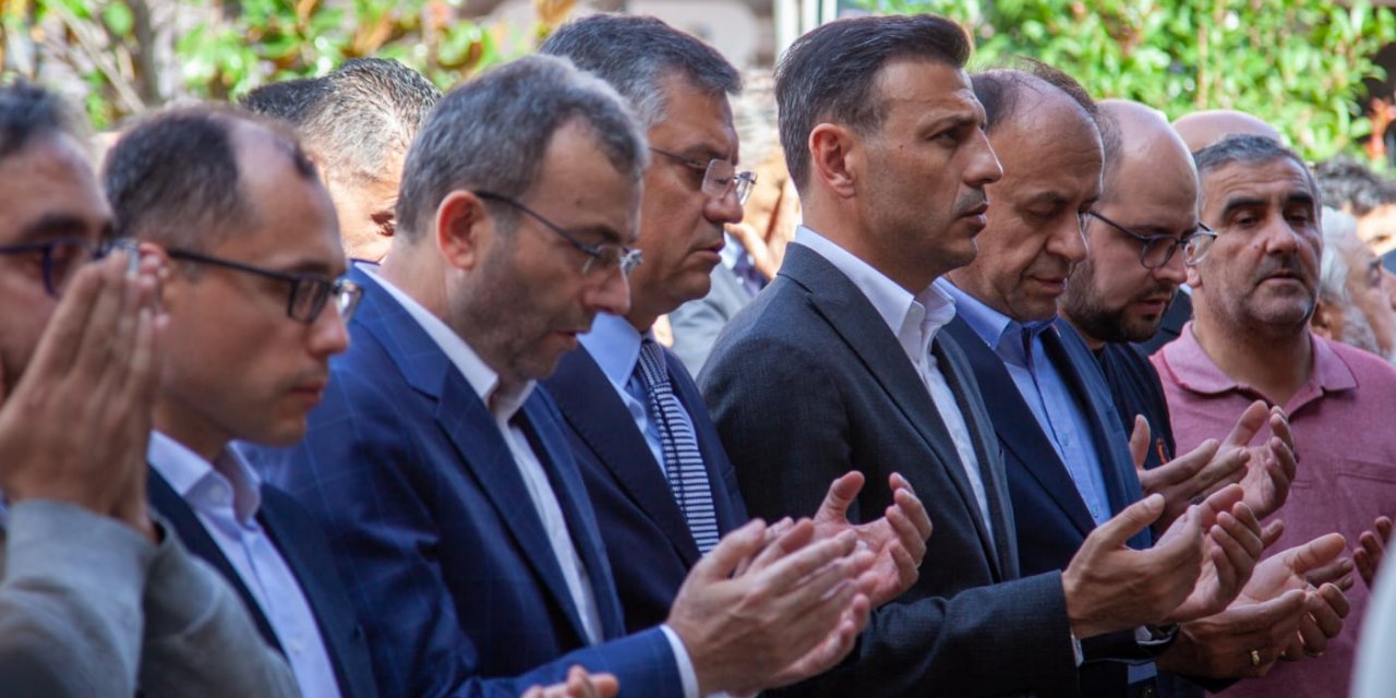 Özgür Özel, KYK yurdundaki asansör faciasında yaşamını yitiren Zeren Ertaş’ın cenazesine katıldı: Adalet talebi hepimizindir