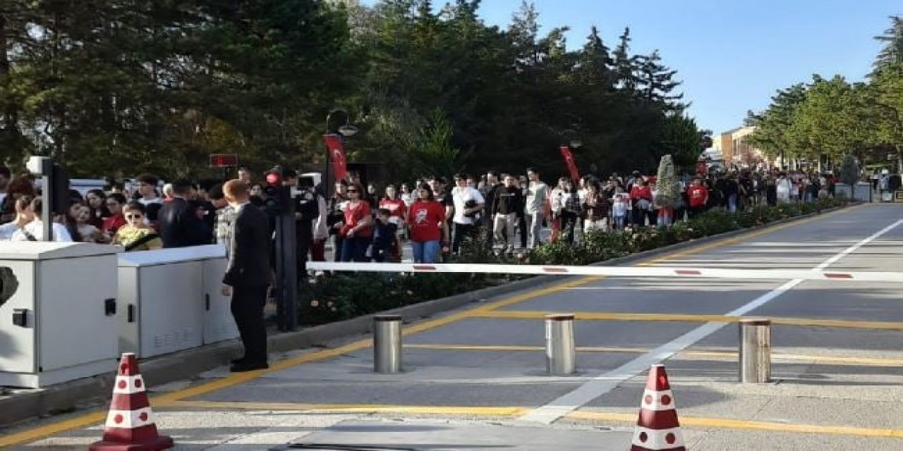 100. Yılda Anıtkabir'i Erkenden Kapattılar, Dışarıda Kalan Vatandaş İsyan Etti! Bari Bugünlerde 16.00'da kapanmasın