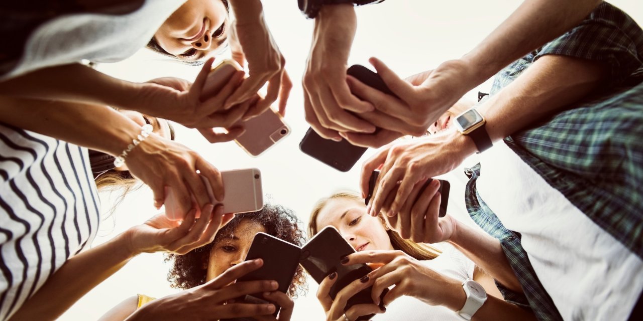 Araştırma: Sanal arkadaşlık mı gerçek arkadaşlık mı daha çok mutlu ediyor?