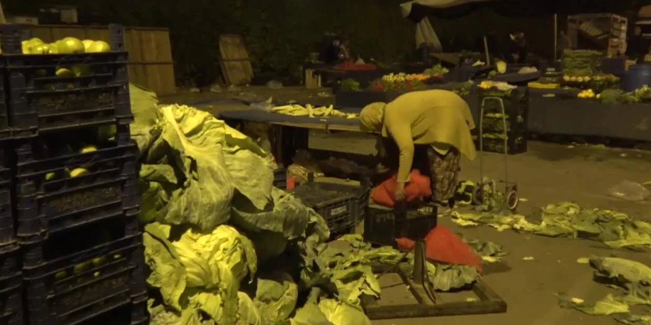 Ankara'nın göbeğinde pazarda yere atılan sebze meyveleri toplayarak karın doyuruyor: Karanlıkta geliyorum kimse görmesin diye