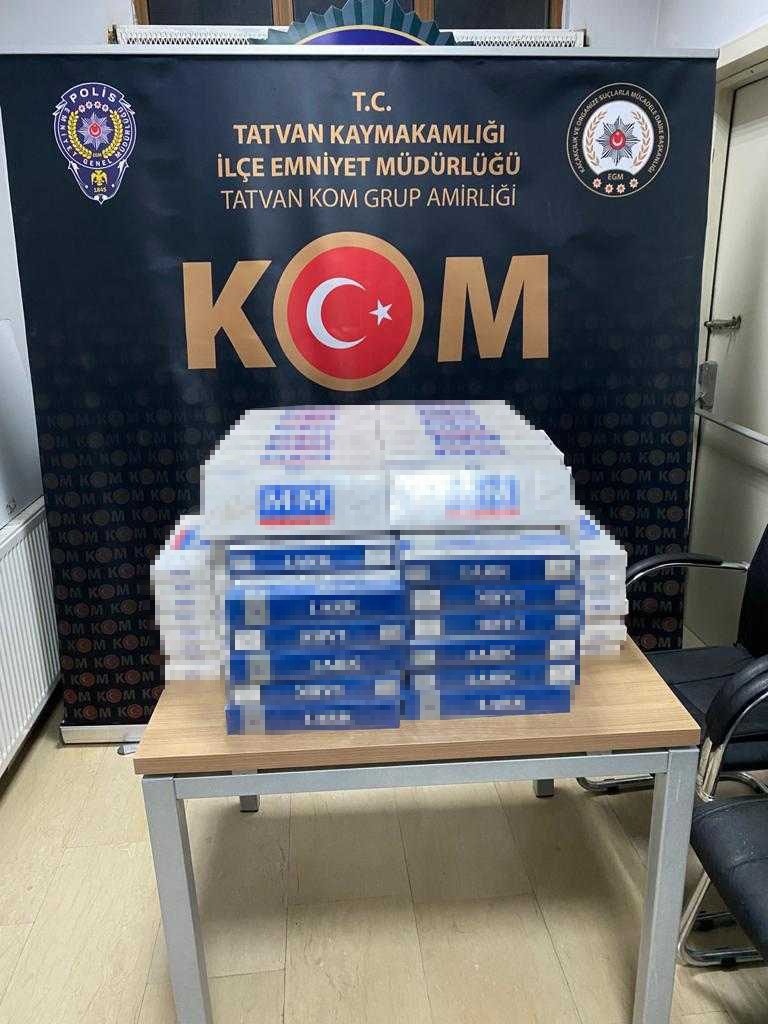 Bitlis'te, minibüste 2 bin 80 paket kaçak sigara bulundu