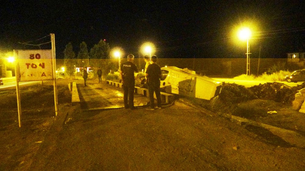 Filyasyon ekibinin taşındığı minibüs bekçi kulübesine çarptı: 1'i doktor 3 yaralı