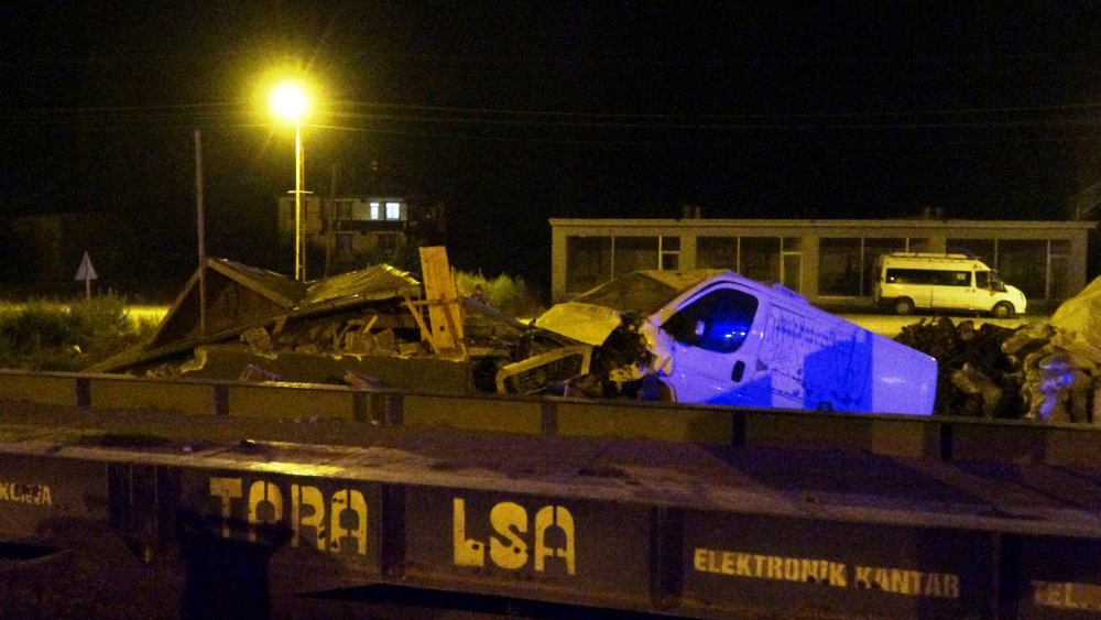 Filyasyon ekibinin taşındığı minibüs bekçi kulübesine çarptı: 1'i doktor 3 yaralı