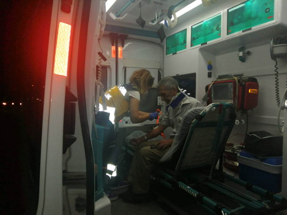 Filyasyon ekibinin taşındığı minibüs bekçi kulübesine çarptı: 1'i doktor 3 yaralı