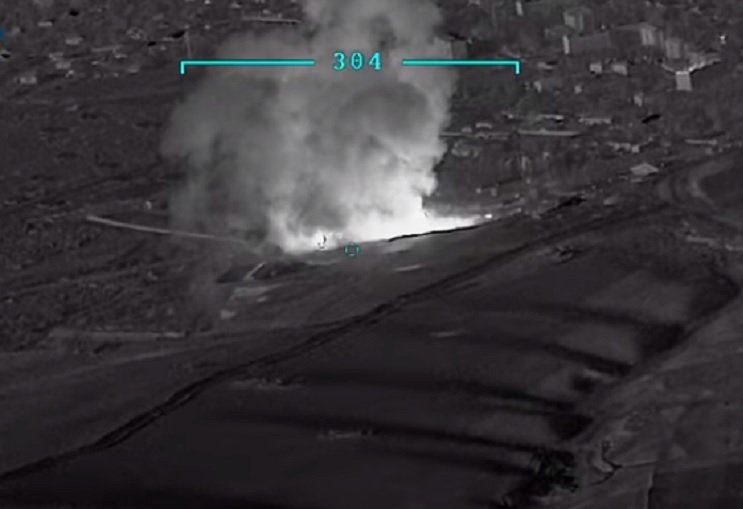 Çatışma bölgesinden yeni görüntüler: Azerbaycan'ın Ermenistan'a ait cephaneliği vurduğu an kamerada