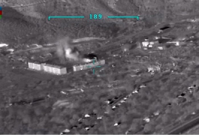 Çatışma bölgesinden yeni görüntüler: Azerbaycan'ın Ermenistan'a ait cephaneliği vurduğu an kamerada