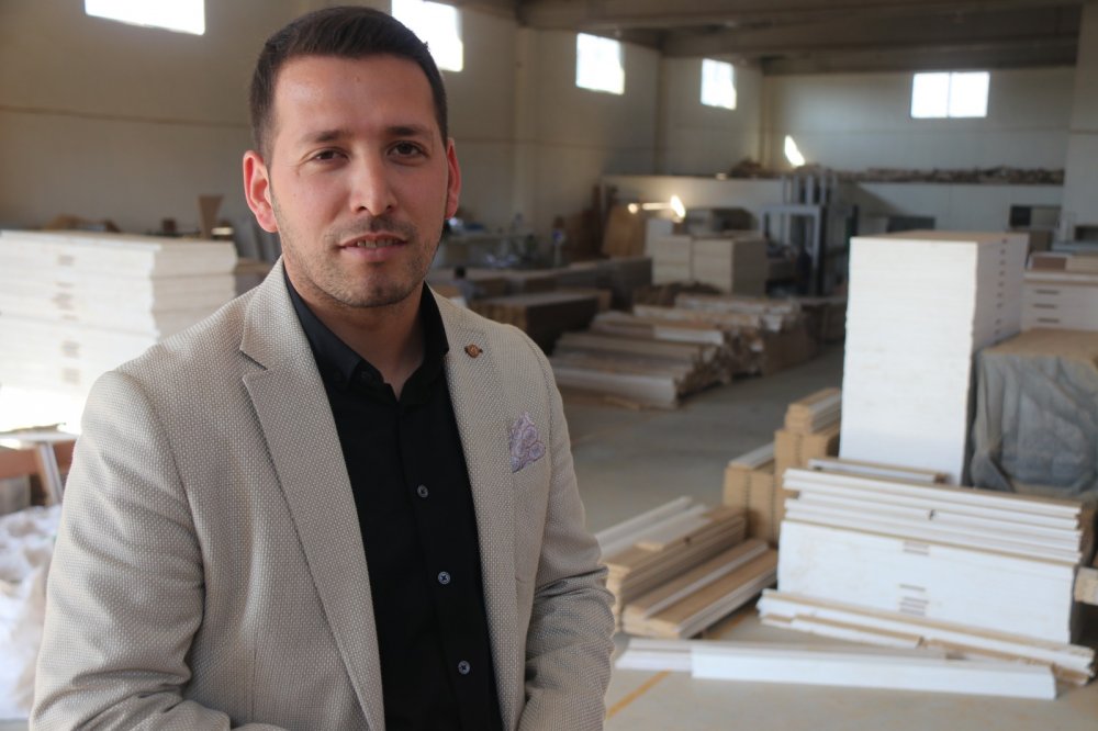 Devlet desteğiyle kurduğu fabrikada, ayda 4 bin kapı üretiyor
