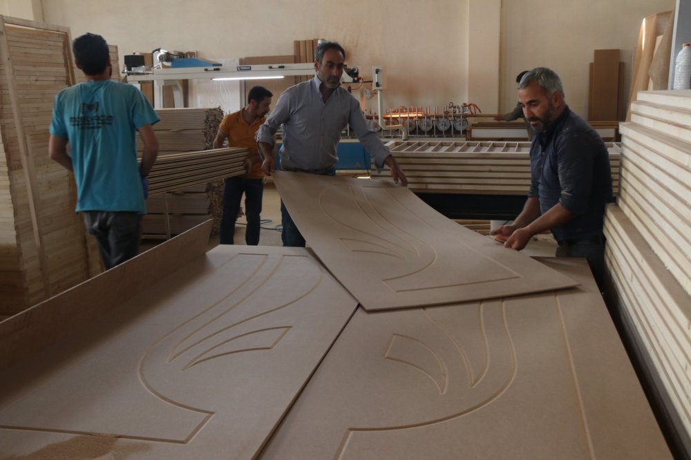 Devlet desteğiyle kurduğu fabrikada, ayda 4 bin kapı üretiyor