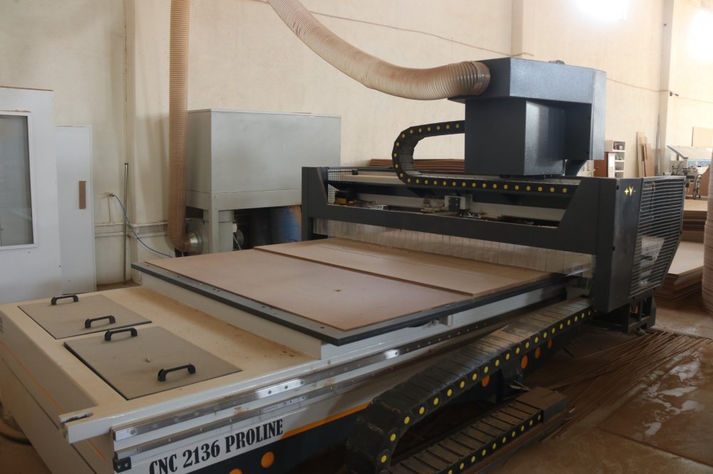 Devlet desteğiyle kurduğu fabrikada, ayda 4 bin kapı üretiyor