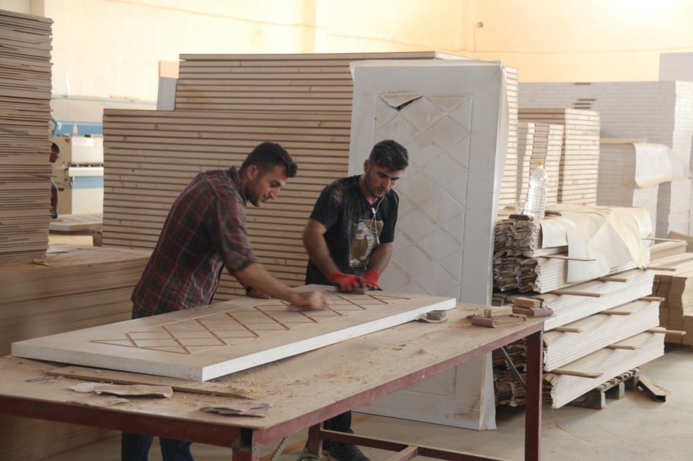 Devlet desteğiyle kurduğu fabrikada, ayda 4 bin kapı üretiyor