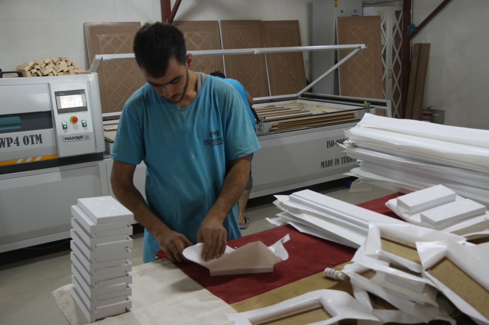 Devlet desteğiyle kurduğu fabrikada, ayda 4 bin kapı üretiyor