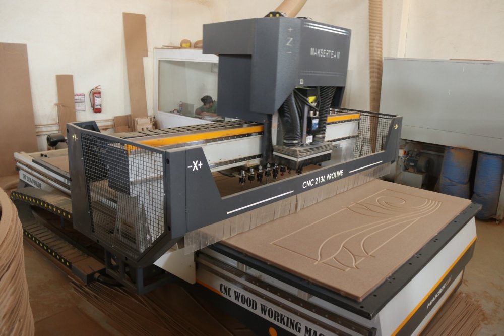 Devlet desteğiyle kurduğu fabrikada, ayda 4 bin kapı üretiyor