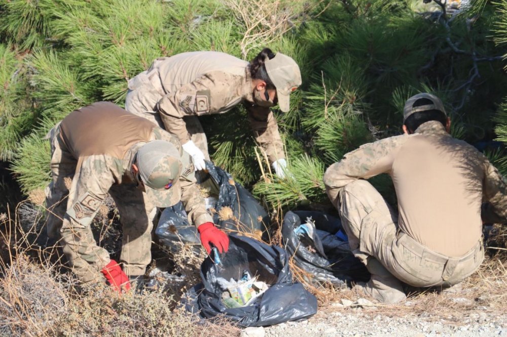 Foça'da doğayı duyarsız eller kirletti, çevre dostu eller temizledi