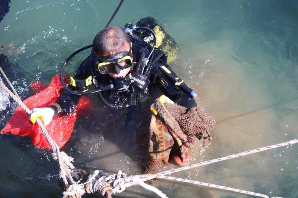 Foça'da doğayı duyarsız eller kirletti, çevre dostu eller temizledi
