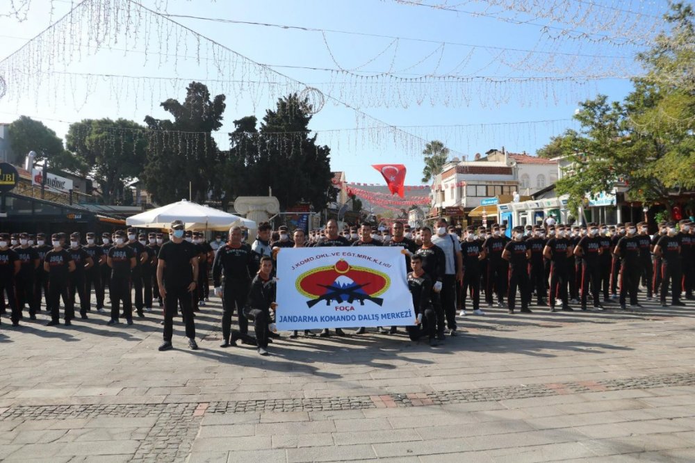 Foça'da doğayı duyarsız eller kirletti, çevre dostu eller temizledi