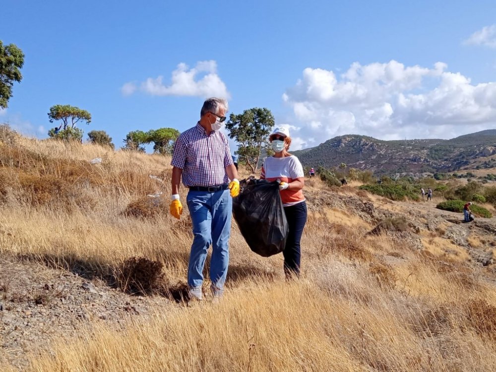Foça'da doğayı duyarsız eller kirletti, çevre dostu eller temizledi