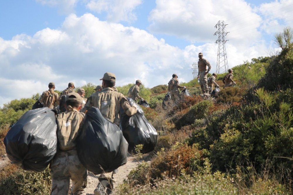 Foça'da doğayı duyarsız eller kirletti, çevre dostu eller temizledi