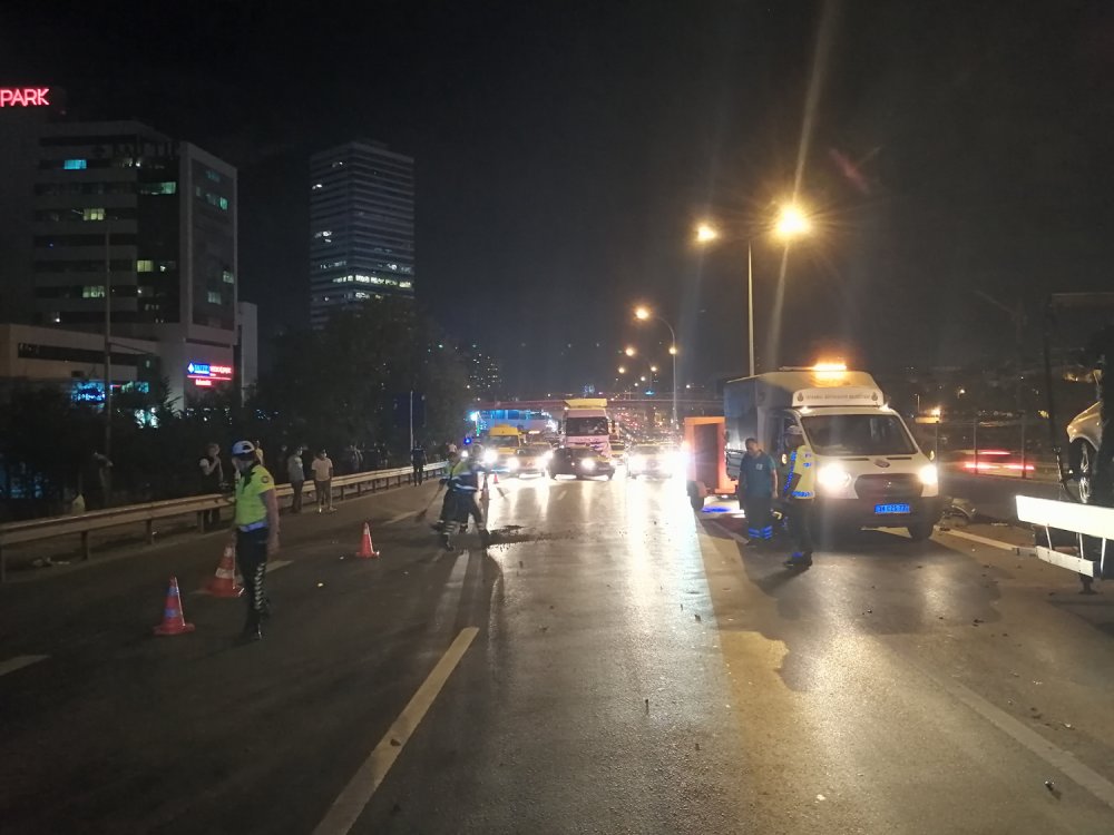Göztepe'de makas atarak ilerleyen otomobil kazaya neden oldu: 2'si ağır, 3 yaralı