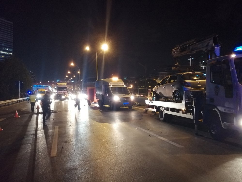 Göztepe'de makas atarak ilerleyen otomobil kazaya neden oldu: 2'si ağır, 3 yaralı