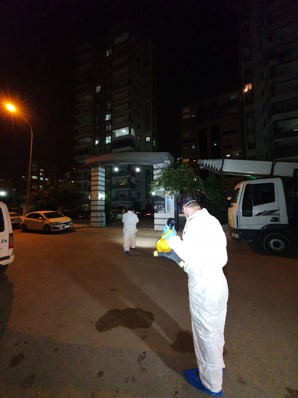 İlk iş gününde asansör boşluğuna düşerek can verdi