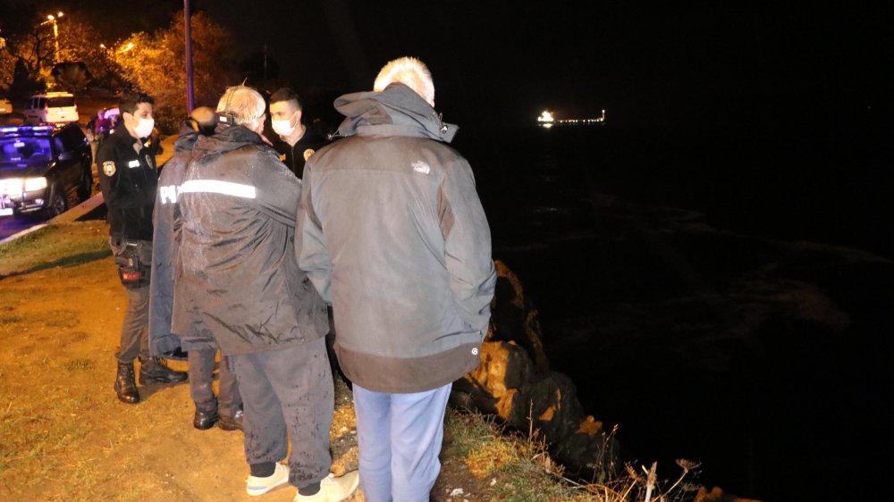 Balık avlarken kayalıklardan denize atlayan kişi, kayboldu