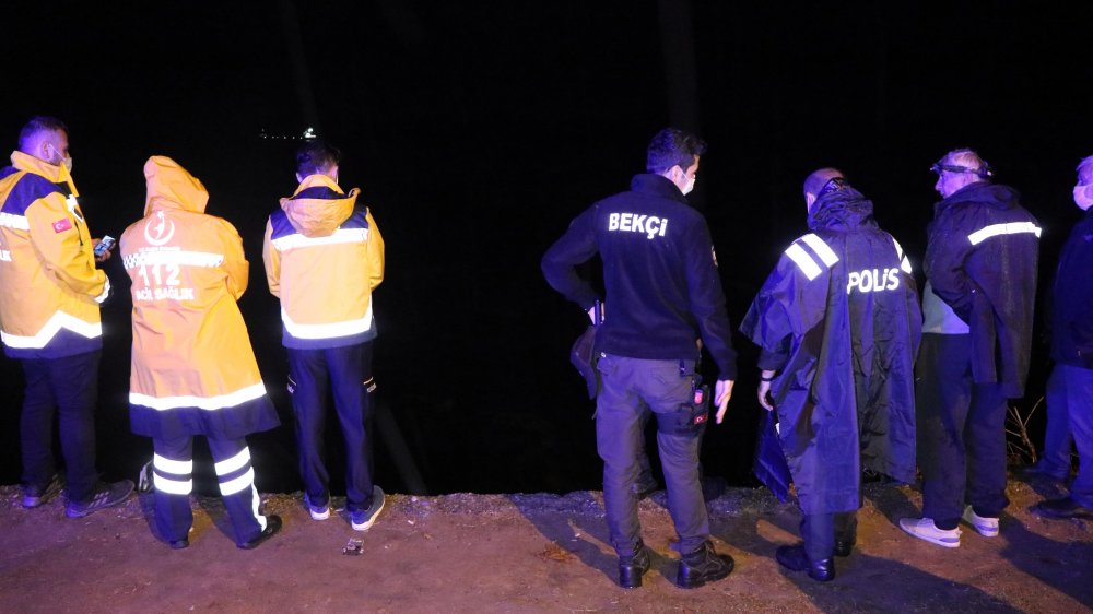 Balık avlarken kayalıklardan denize atlayan kişi, kayboldu