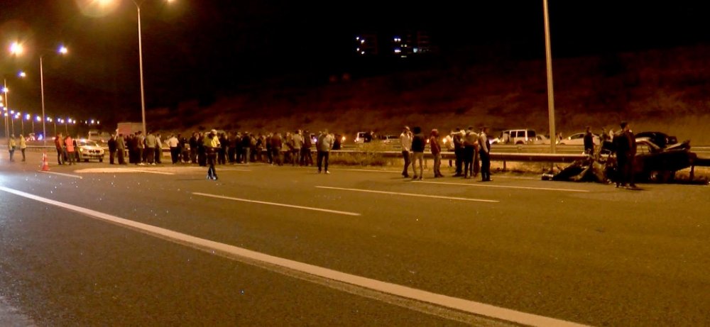 Düğün konvoyundaki otomobil iki araca çarpıp alev aldı, camdan fırlayan sürücü öldü