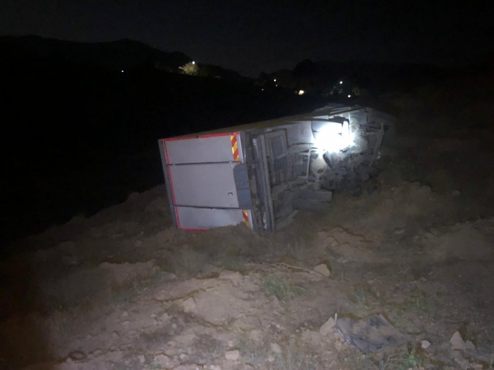 Elazığ'da kamyon ve müdahaleye giden itfaiye aracı devrildi: 3 yaralı