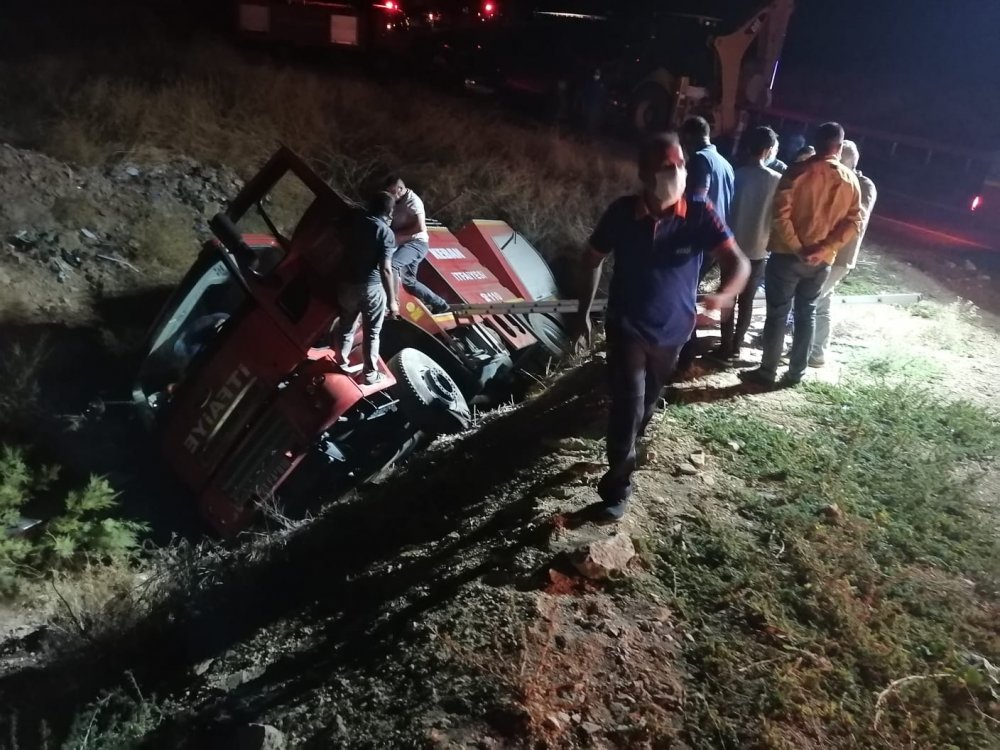 Elazığ'da kamyon ve müdahaleye giden itfaiye aracı devrildi: 3 yaralı
