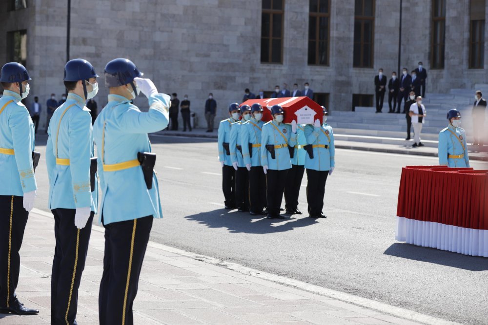 Eski Bakan Ergezen için TBMM'de tören
