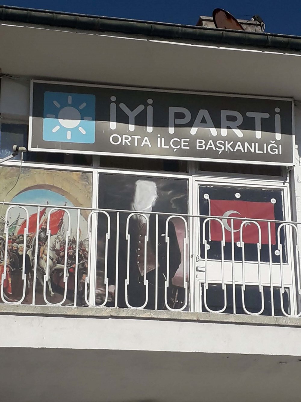 İYİ Parti Orta İlçe Başkanlığındaki Atatürk posteri tahrip edildi